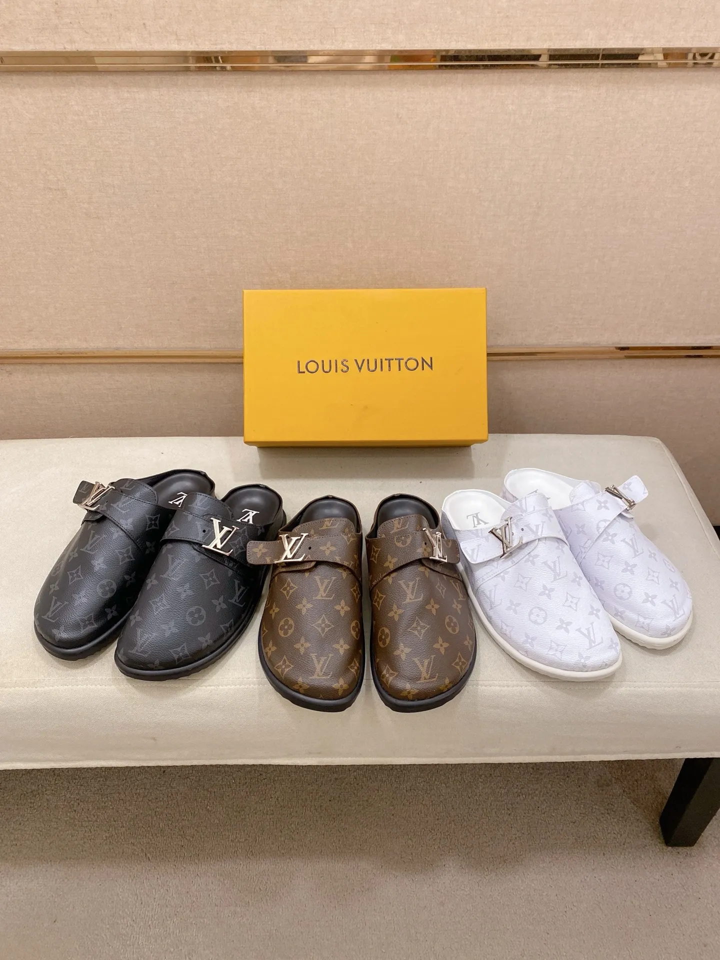 Men's shoes 💰: 360💰Made by LV🔍Top purchasing agents, men's spring and summer slippers are synchronized in the counters. The uppers are made of imported materials from Italy with logo graphics and high-quality craftsmanship. The soles: original soles specially provided by the original factory. The exclusive movable molded soles are super comfortable. Original goods follow the order, 🔍🔍high quality, you can enter and exit the counter at will. Welcome to compare, code number 38-44.